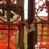 Il cancello della propriet� privata in via Vittorio Veneto in cui � stato trovato il sito neolitico 